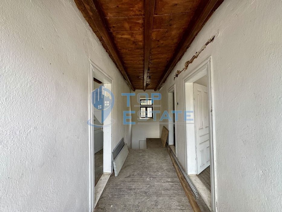 Двуетажна тухлена къща с допълнителни постройки и голям двор в село К