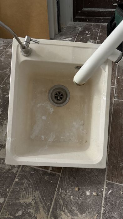 Мойка из камня со смесителем