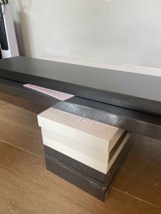 Големи стенни рафтове в различни цветове и размери