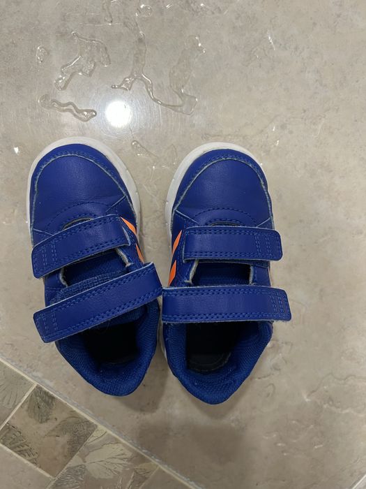 Продавам детски кожени маратонки Adidas