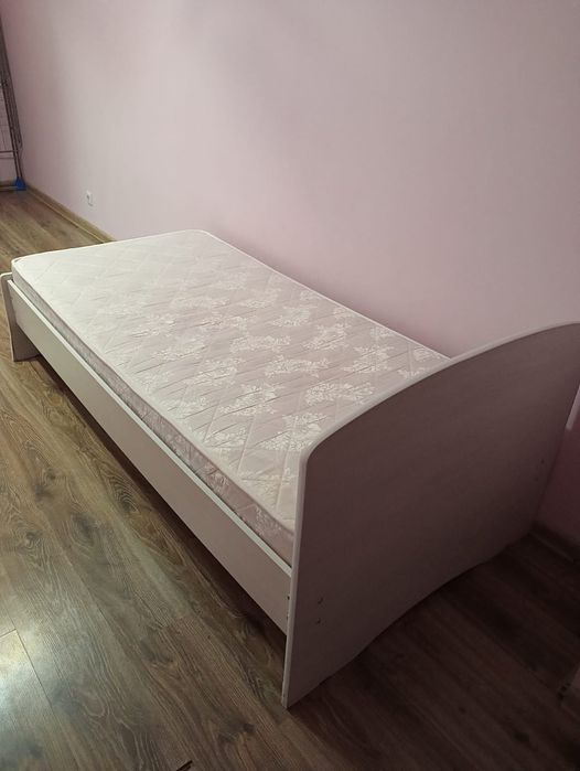 Кровать с матрасом