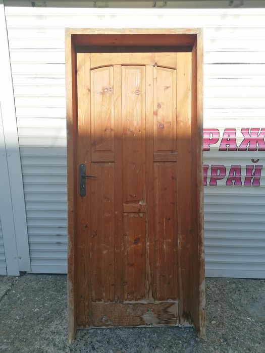 Интериорна дървена врата