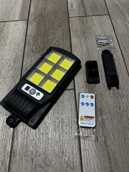 Lampa solara cu senzor de miscare/ telecomanda/ suport prindere