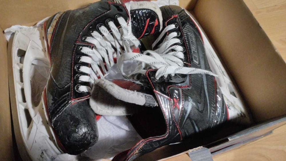 Хоккейные коньки детского, подросткового и взрослых размеров.