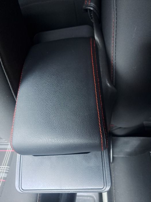 Vând cotiera nouă logan