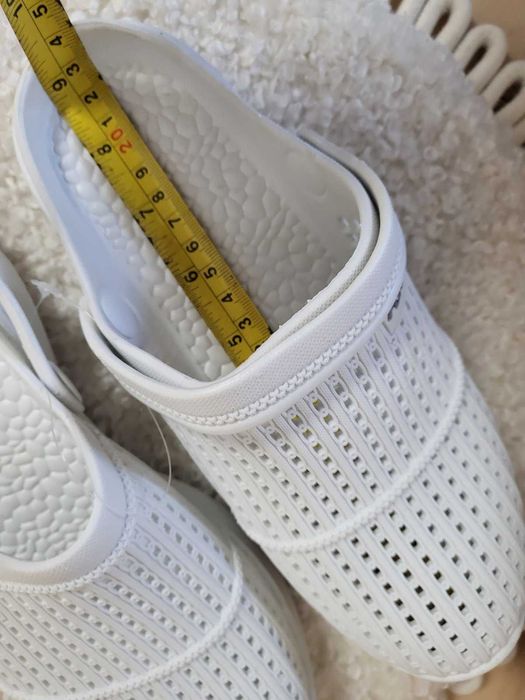 Нови бели джапанки