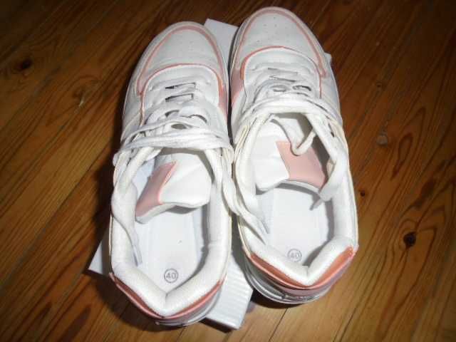 Бели кецове-номер 40