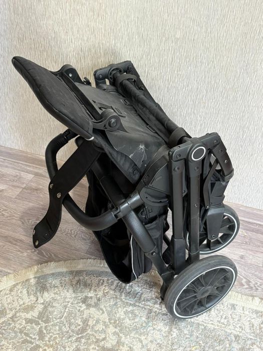 Продам коляску черная