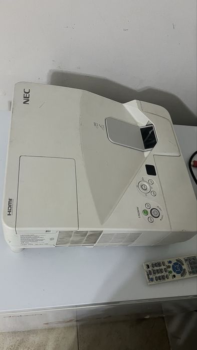 Проектор (короткофокусный)