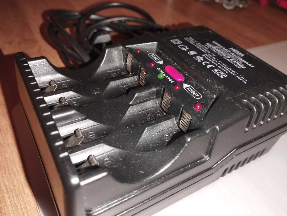 Зарядно за NiMH AA и AAA