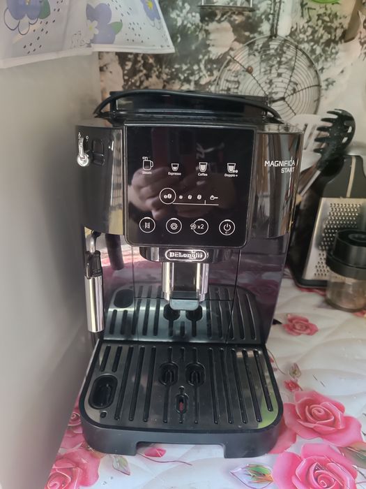 Кофемашина Delongi Magnifica продам срочно б/у