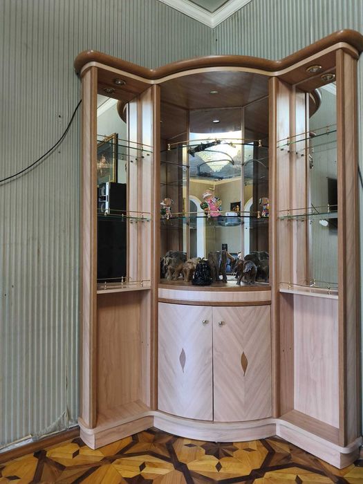 Продам угловой красивый сервант в хорошем состоянии