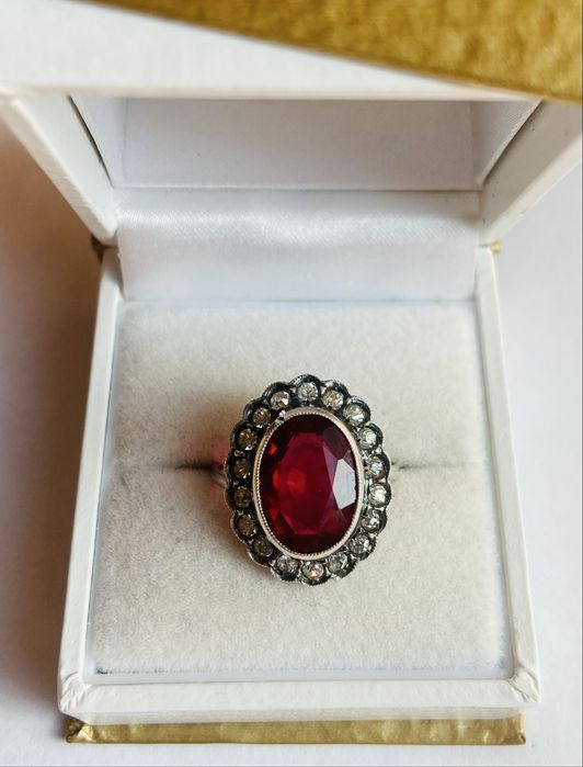 Inel din argint in forma de floare cu pietre