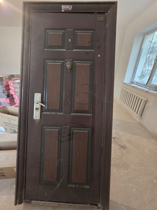 Наружная железная дверь