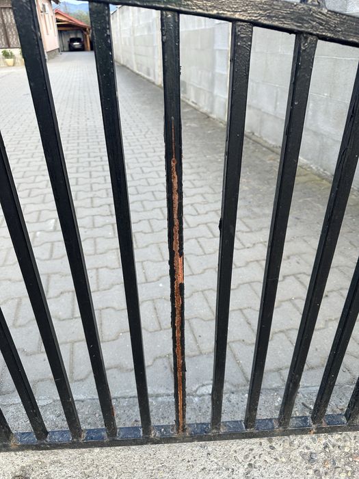 De vanzare poarta metalica,dimensiune 3,9 metri,necesita o vopsire si mici suduri la doua bare,pret 3000 de lei