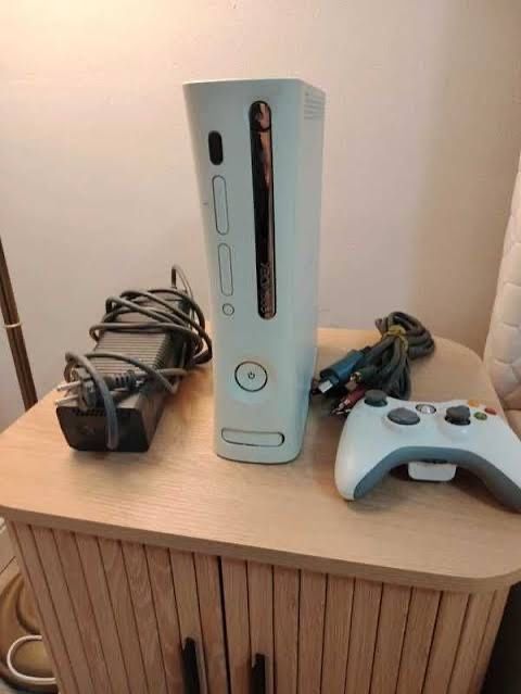 Vand xbox alb cu peste 30 jocuri