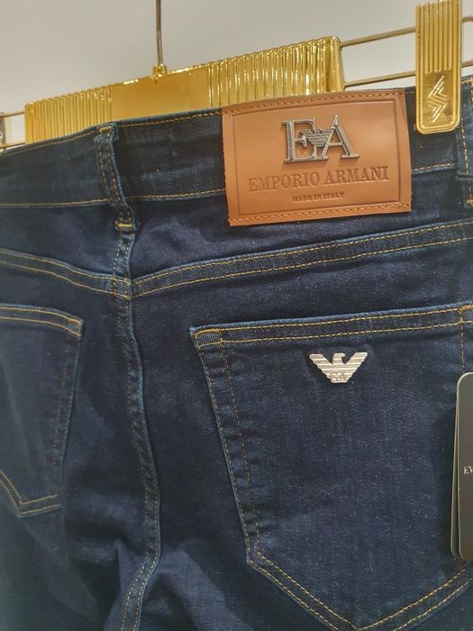 Blugi Emporio  Armani premium  + Tricou Armani  Exchange