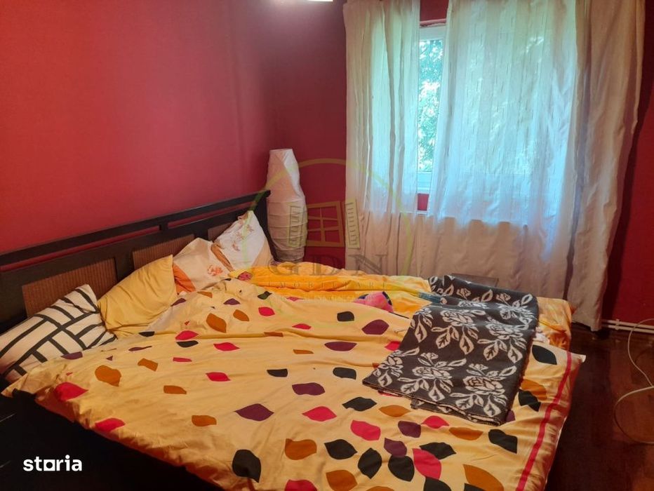 Apartament 4 camere  etaj1 de vanzare  pe  B-dul unirii  in  Fagaras j