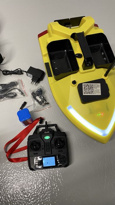 Корабче за захранка и разпъване на въдъци със GPS