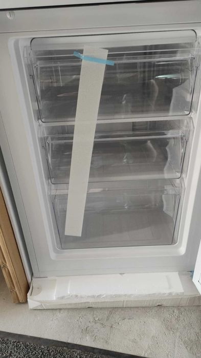 Комбиниран Хладилник с долен фризер диспенсър за вода Heinner 180 см