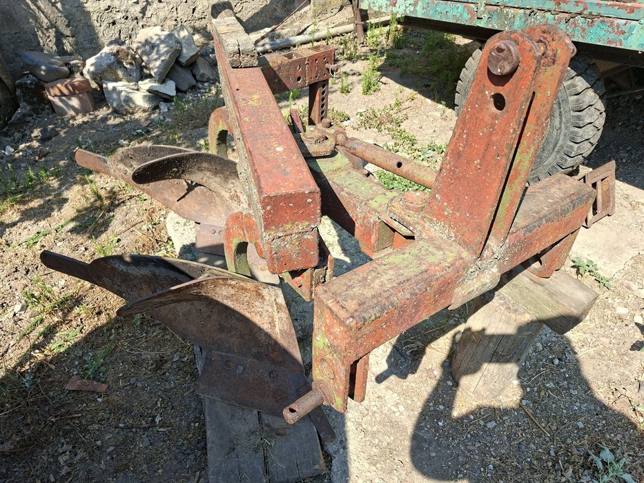 Tractor  U 445  cu plug și remorcă