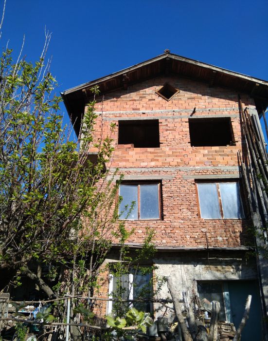 Продава къща в с.Лозно общ.Кюстендил