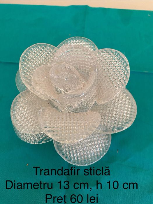 Bibelouri din portelan si sticla.