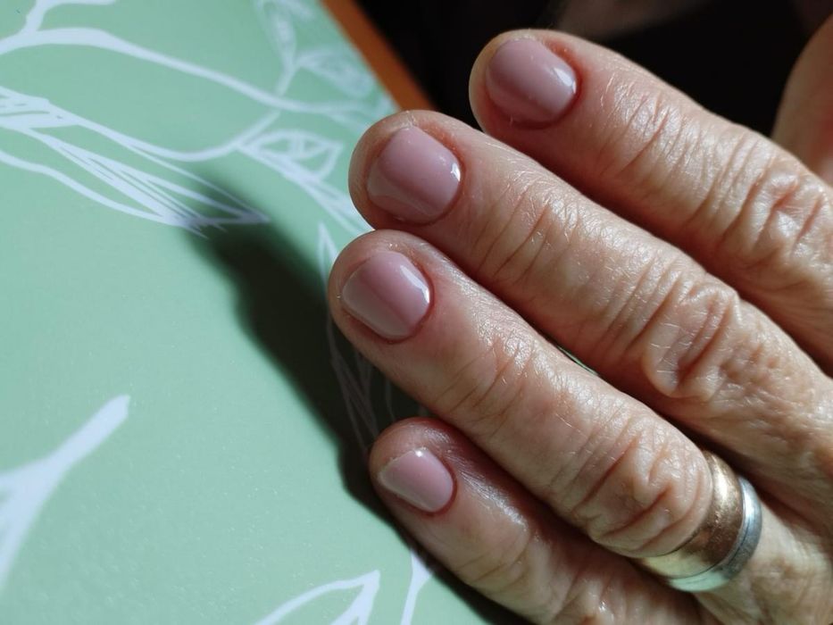 Unghii cu gel la domiciliul clientului