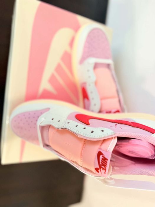 Adidasi roz Nike