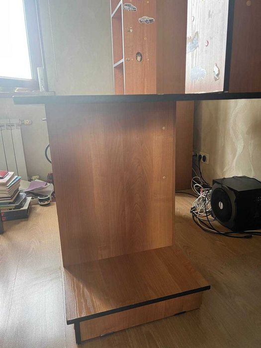 Компьютерный стол с полками