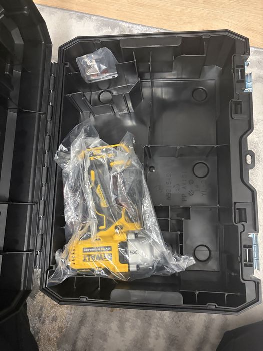 Dewalt masina de insurubat cu impact bormasina dcf891nt nou