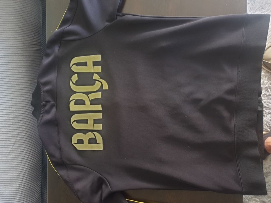 Продавам суичър Nike  FKB BARCA