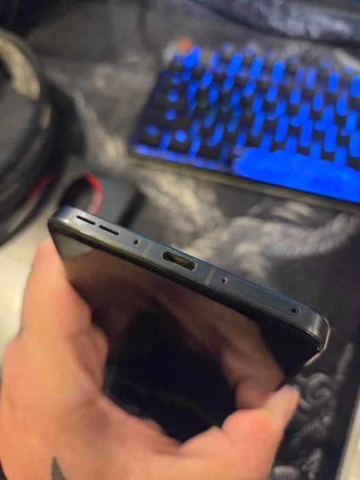 OnePlus 13 - 16GB RAM / 512GB ROM - Black Eclipse с гаранция година и 4 месеца.
