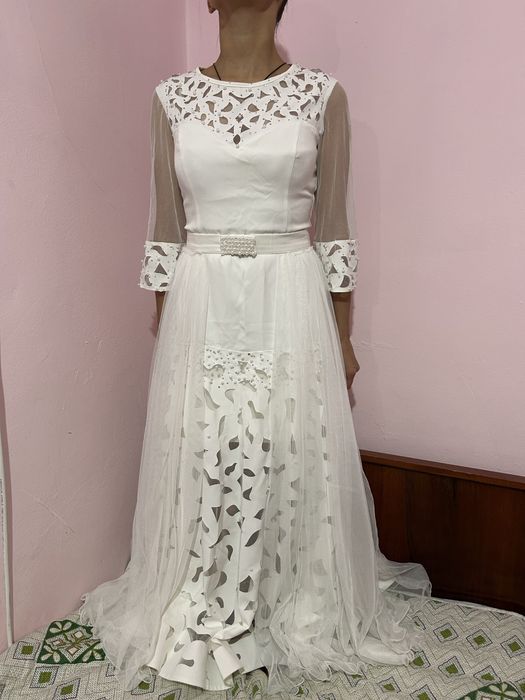 Продам платье белое женское