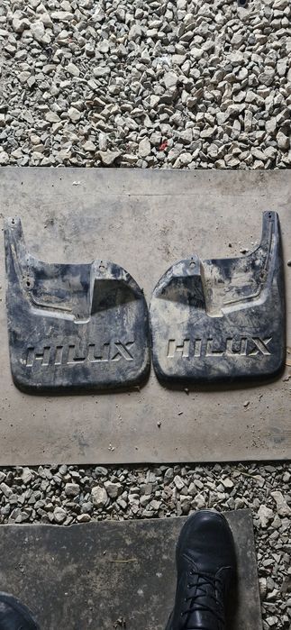 Продам брызговики Toyota Hilux 8 поколение
