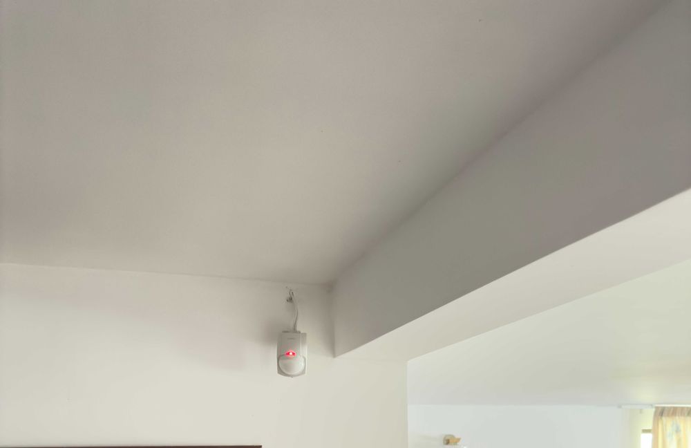 centrala alarma cu 6 PIRi DSC P585