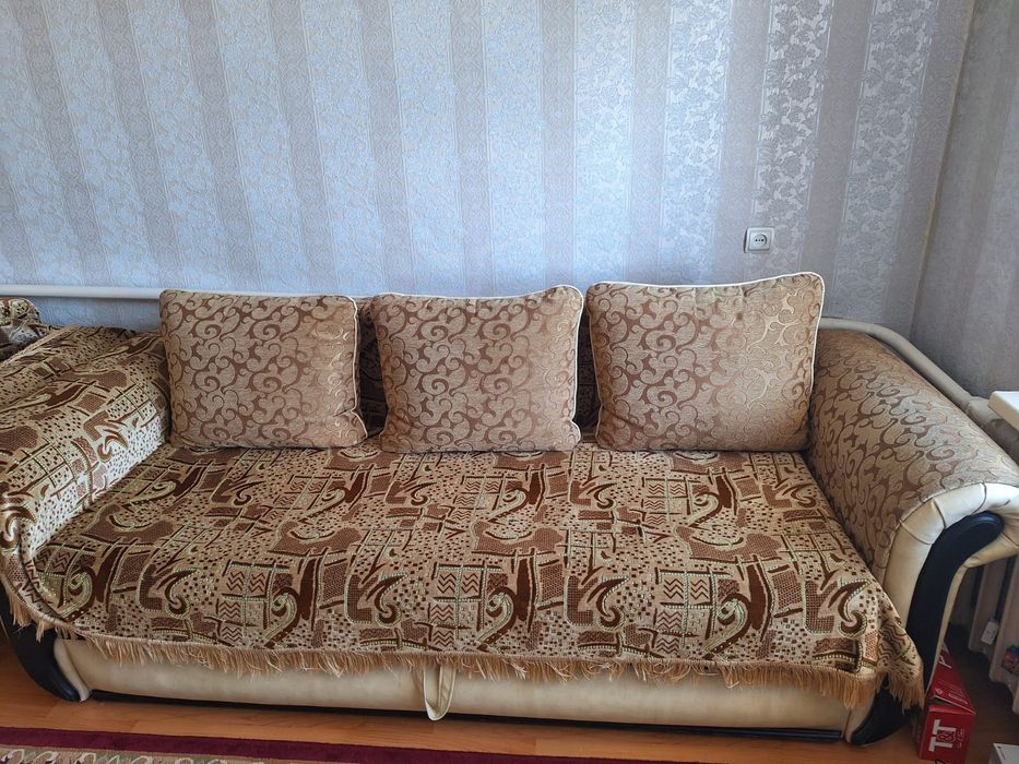 Продаются раскладные диваны и кресло.