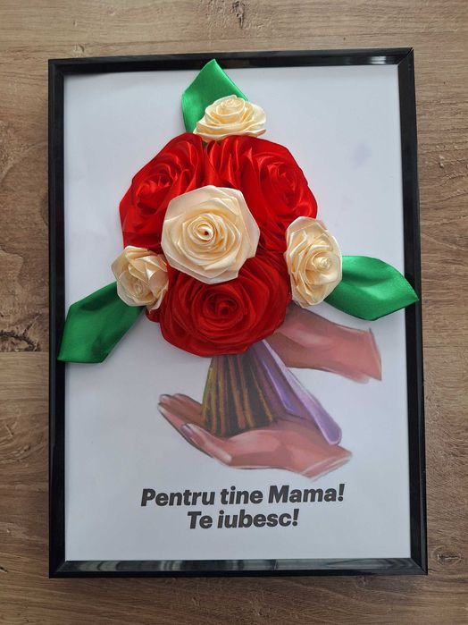 Tablou realizat manual, decorat cu flori din satin