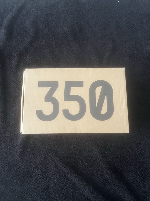 Чисто нови yeezy 350 43-ти номер.