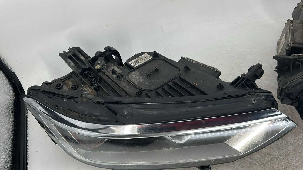 Far bixenon stanga/dreapta Volkswagen Passat B8