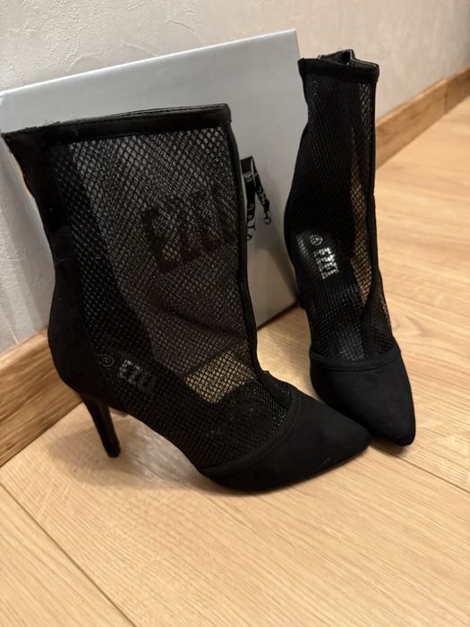 Елегантни дамски боти на ток