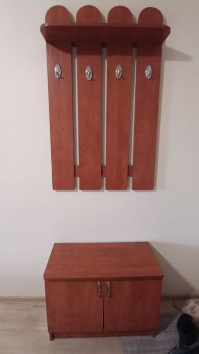 Продам вешалку для одежды и тумбу для обуви б/у