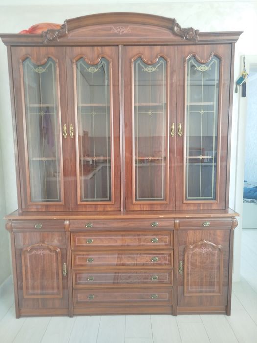 Большой деревянный сервант