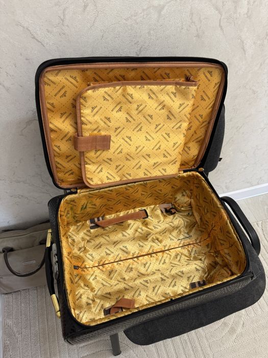 Чемодан дорожный