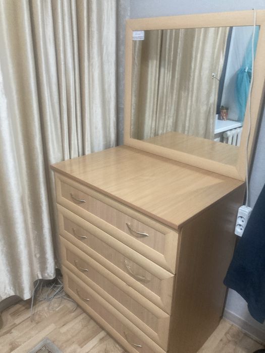 Продаю Комод с зеркалом.