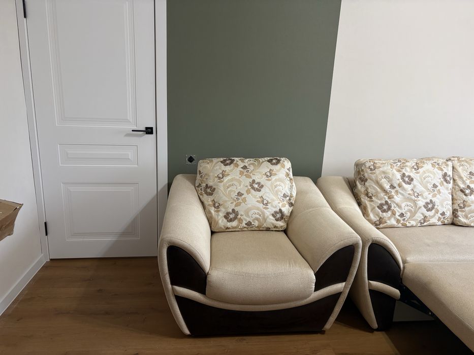 Диван раскладной, бежевый. С подушками.