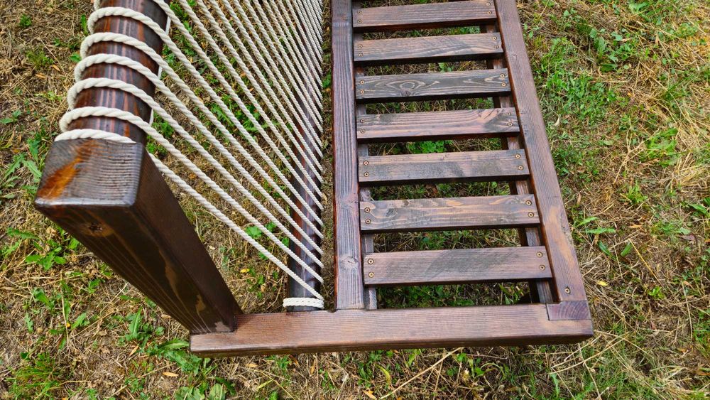 Продавам ръчно изработени двусед дивани от масивно дърво