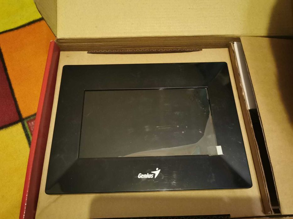 Фоторамка Genius DPF-700