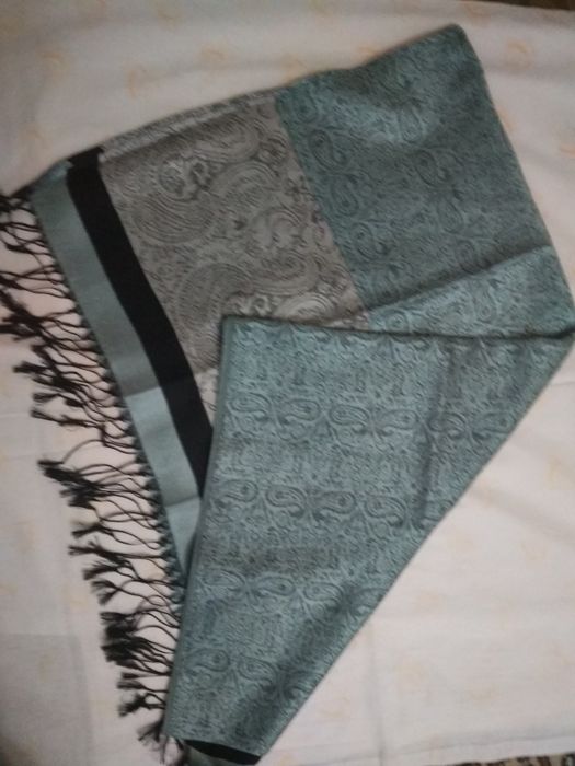 Шарф.Новая.,теплая, лёгкая, качественная.Прод.ся очень дёшево.