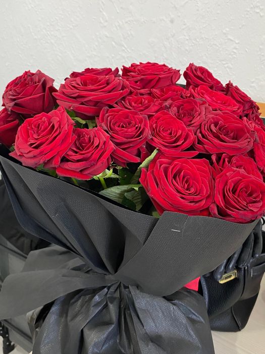 Букет красных роз 25 шт